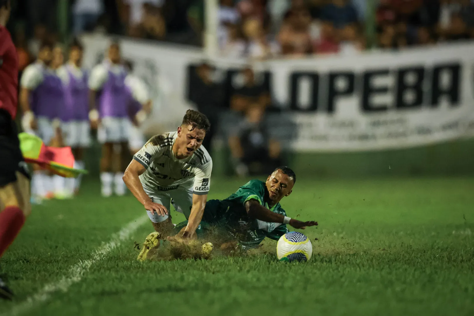 Gramado de Tocantin&oacute;polis x Atl&eacute;tico-MG causou indigna&ccedil;&atilde;o Foto: (Pedro Souza/Atl&eacute;tico)