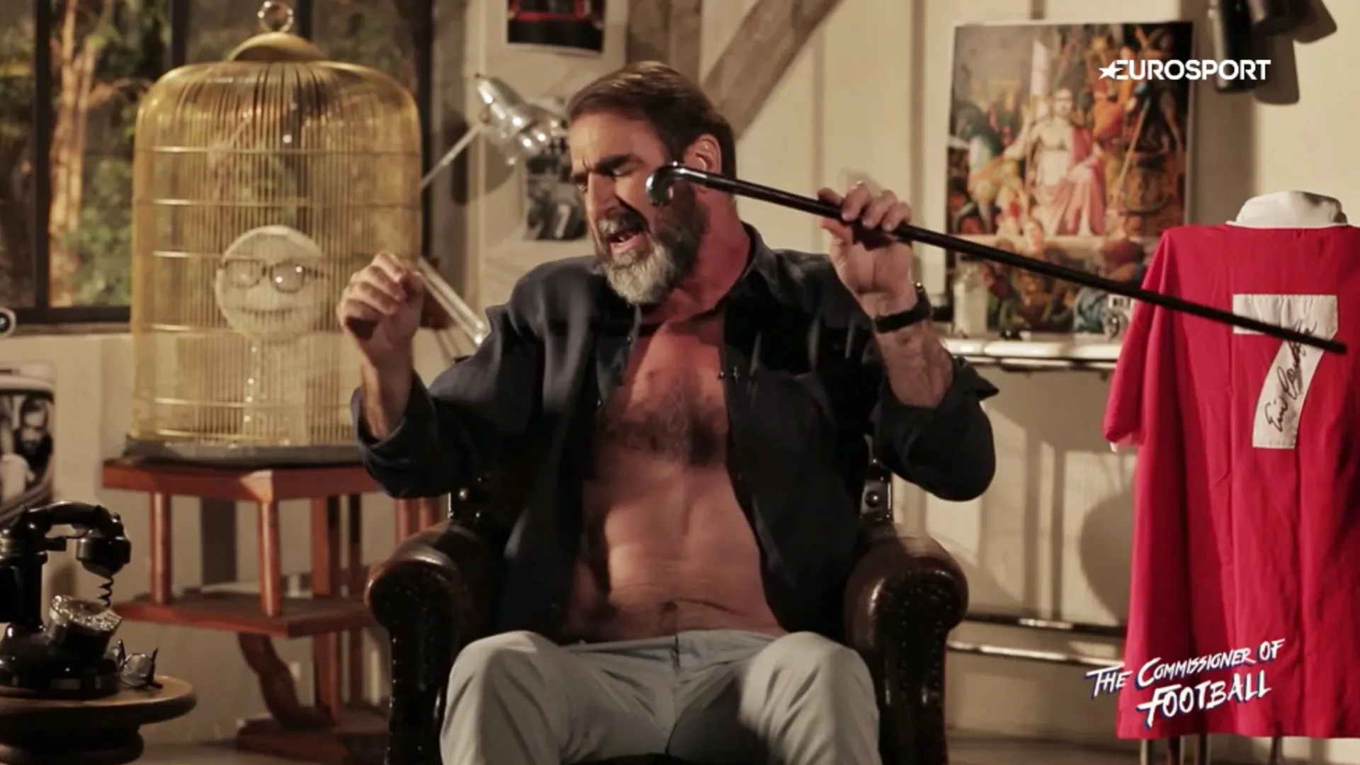 [V&iacute;deo] Cantona se empolga cantando o famoso hit da Euro &ldquo;Will Grigg&rsquo;s on fire&rdquo;