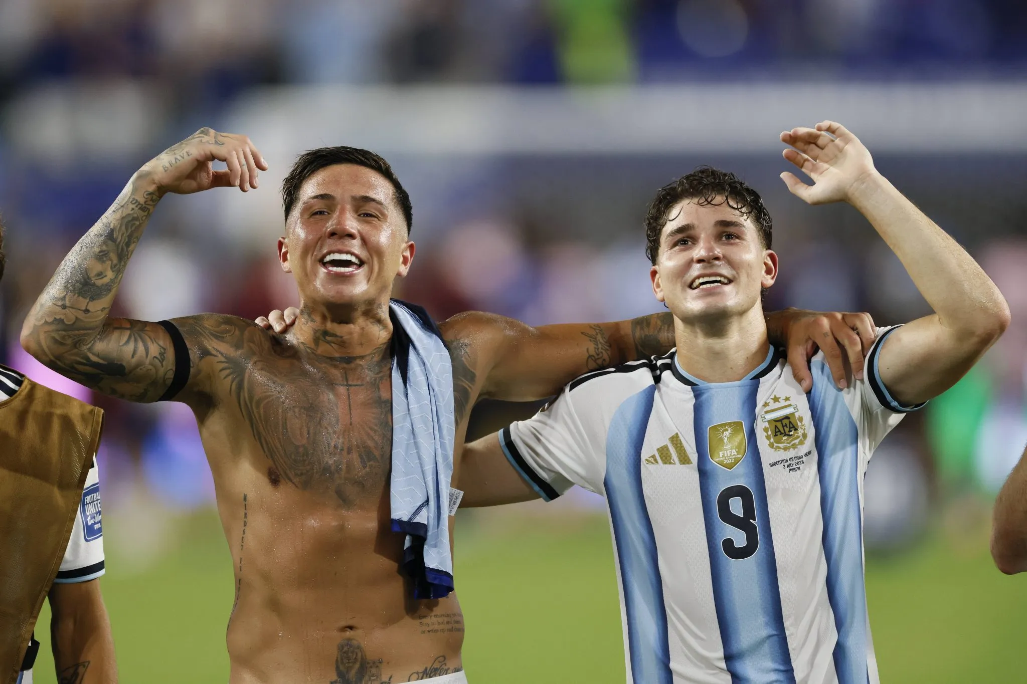 Enzo Fern&aacute;ndez e Juli&aacute;n &Aacute;lvarez celebram classifica&ccedil;&atilde;o da Argentina