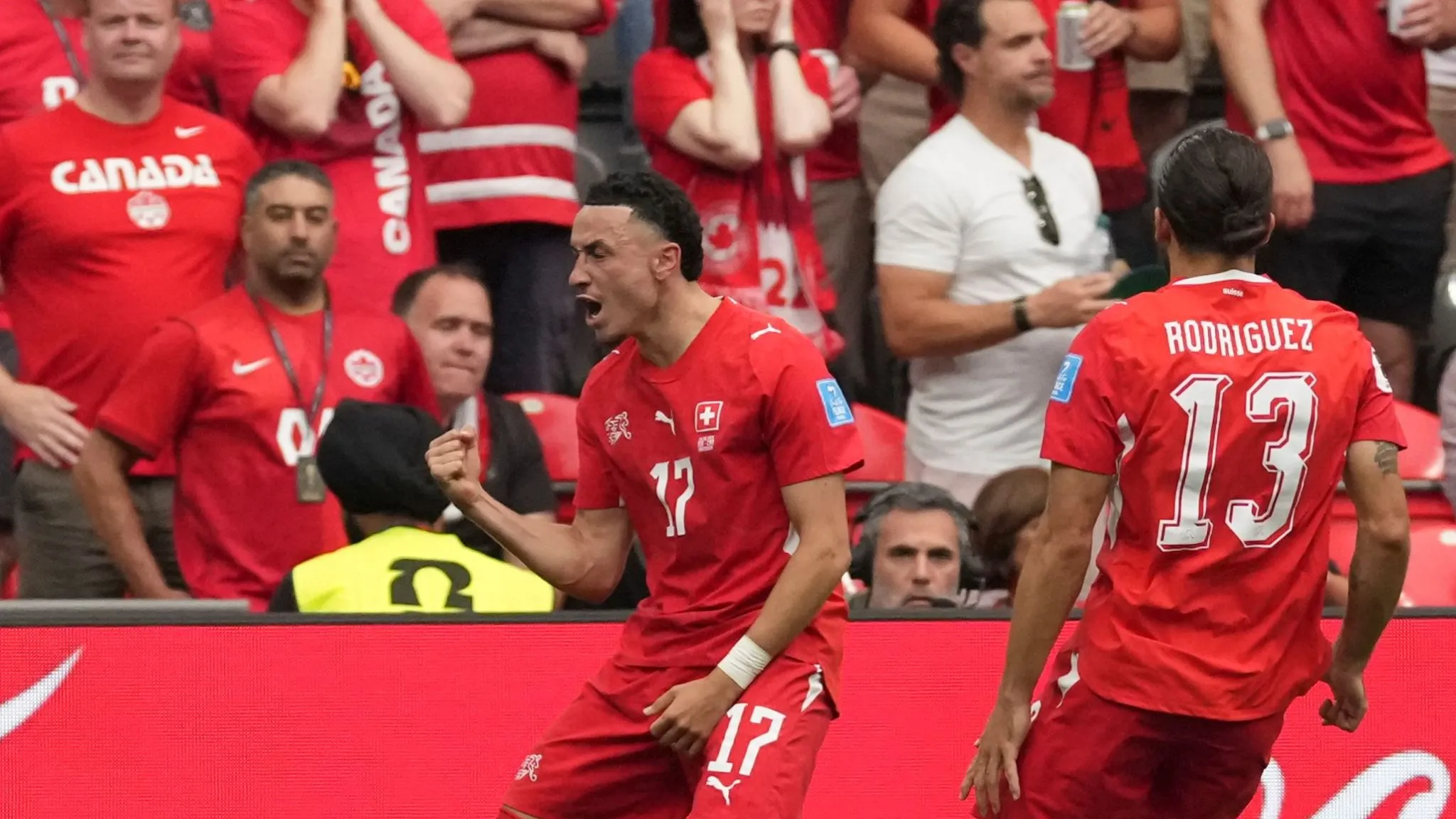 Su&iacute;&ccedil;a 2 x 1 Canad&aacute;: Donos da casa perdem chance de sediar mata-mata enquanto su&iacute;&ccedil;os vencem o grupo