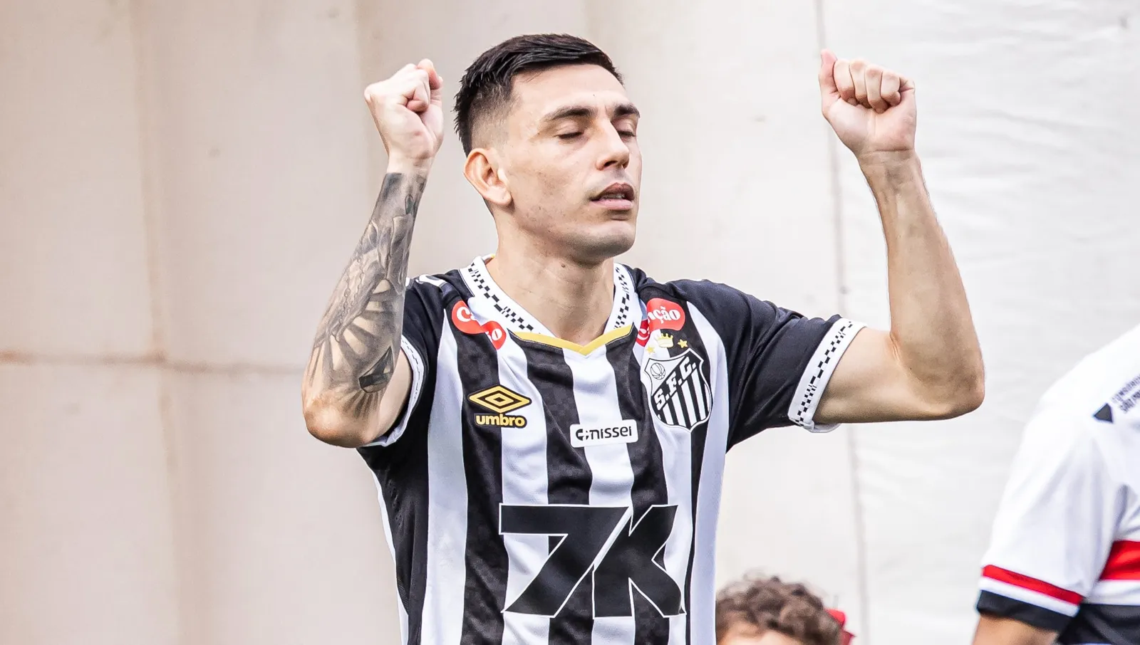 Tempo de contrato e valores: Os detalhes do novo patroc&iacute;nio m&aacute;ster do Santos