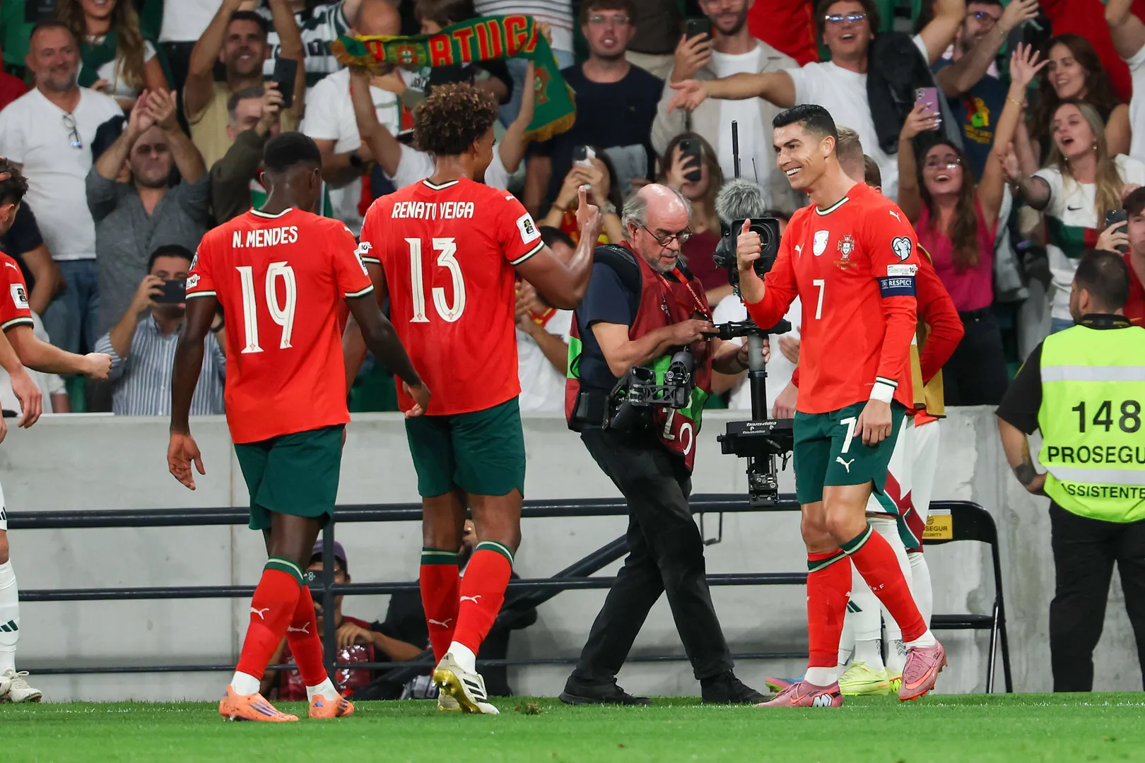 CR7 comemora gol com companheiros