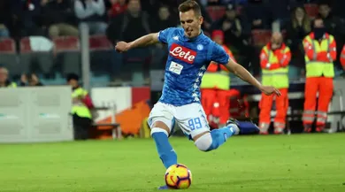 Cir&uacute;rgico cobrando falta, Milik arrancou o triunfo para o Napoli aos 46 do 2&deg; tempo