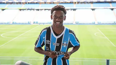 Alvo do Chelsea, maior promessa da base do Gr&ecirc;mio assina primeiro contrato profissional