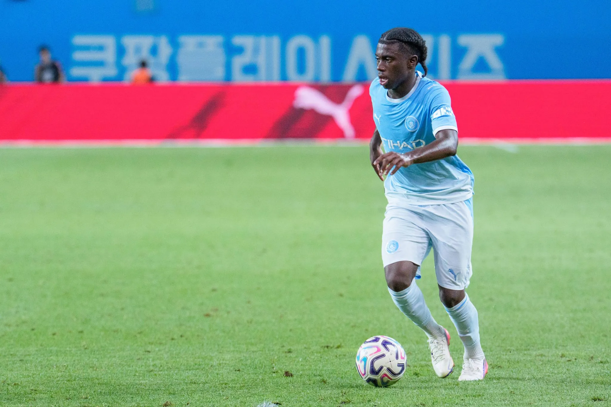 Jeremy Monga a servi&ccedil;o do Manchester City durante a pr&eacute;-temporada (Foto: Imago/Penta Press)