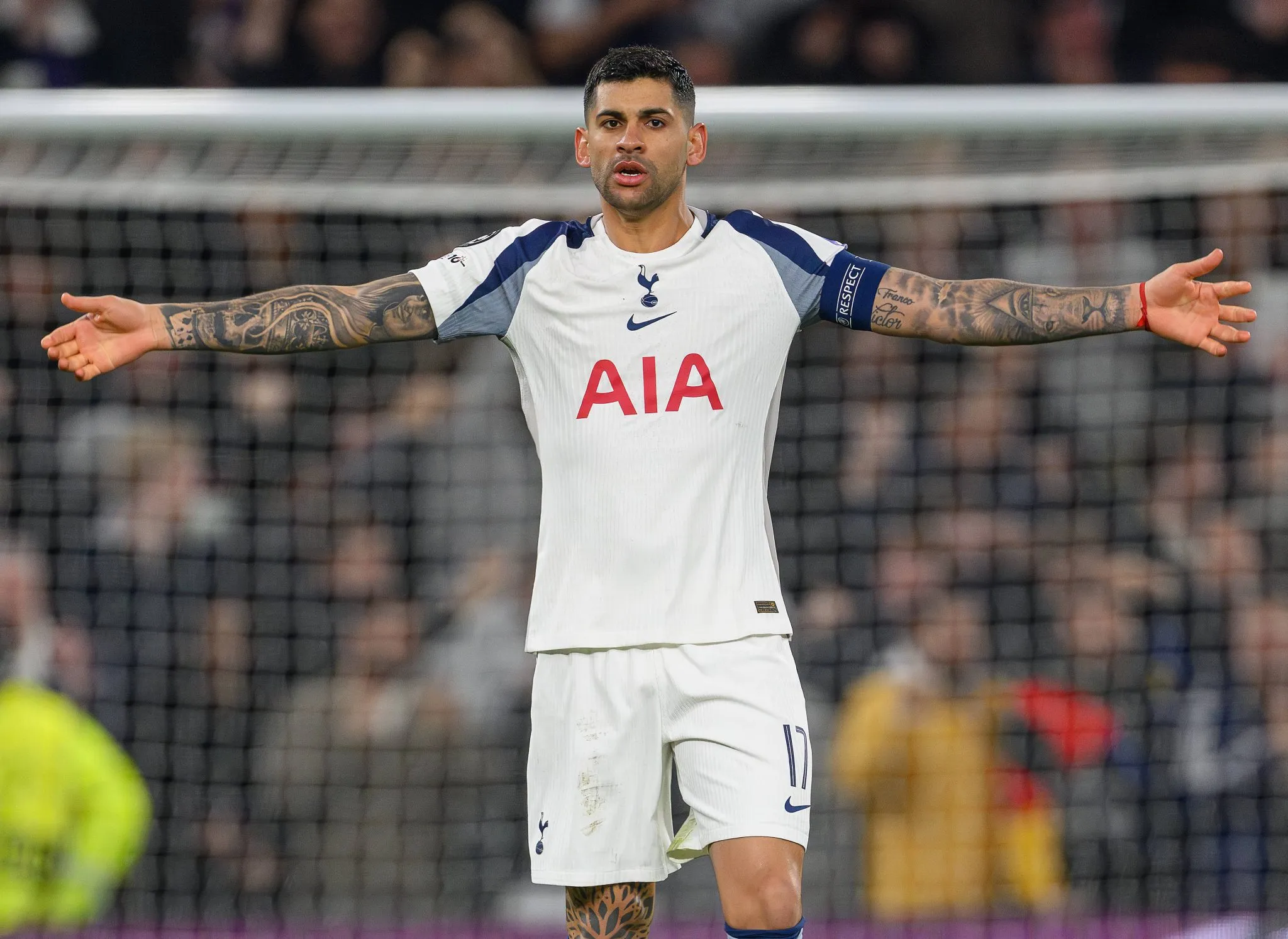 Cristian Romero em a&ccedil;&atilde;o pelo Tottenham