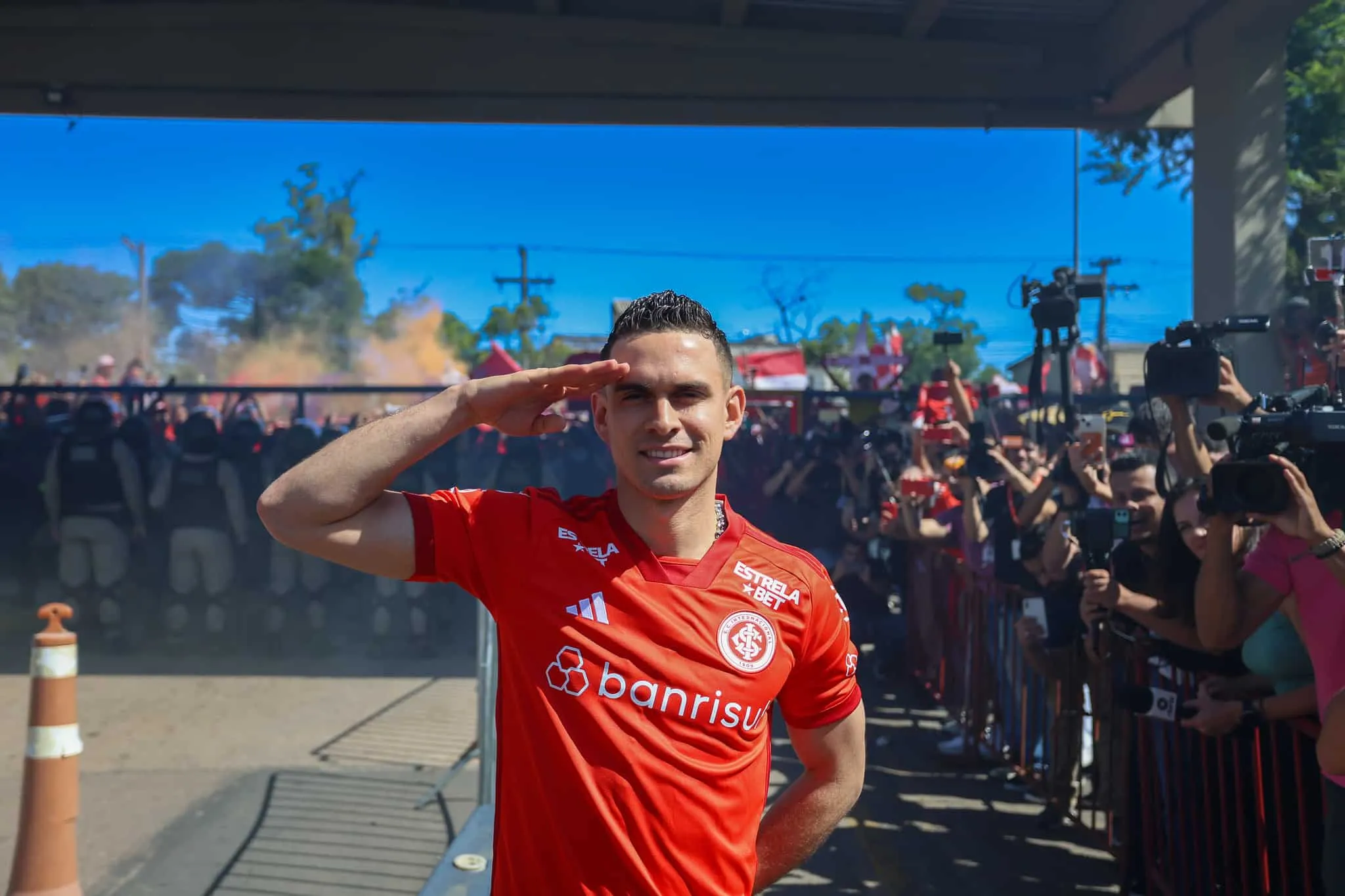 Torcida do Internacional fez festa do tamanho de sua expectativa para receber Borr&eacute;