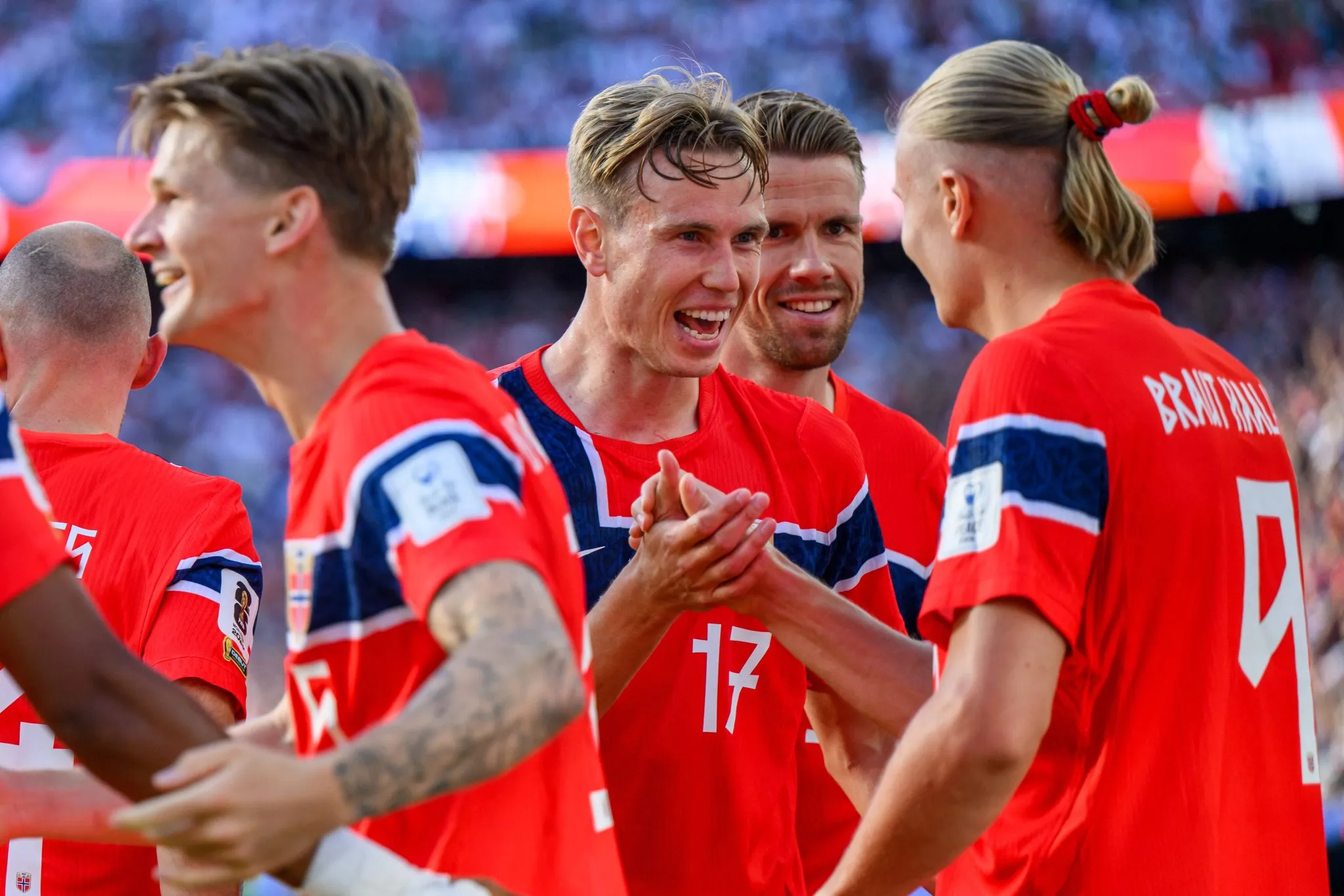 Jogadores da Noruega ap&oacute;s gol sobre o Iraque