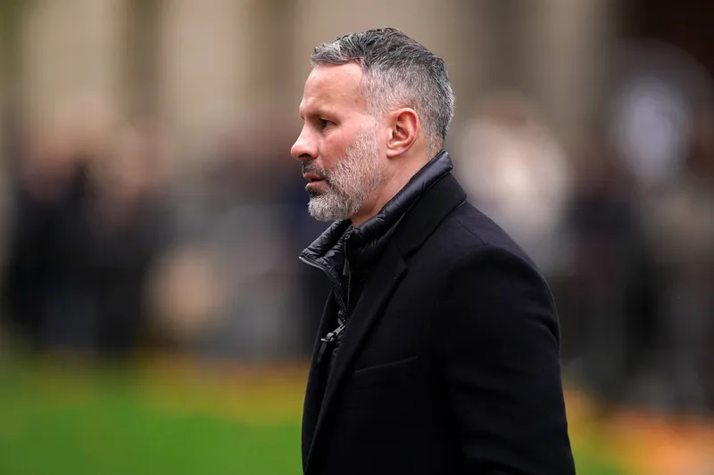 Ryan Giggs ganhou a oportunidade de treinar o Manchester United por quatro jogos, e antecedeu chegada de Louis van Gaal