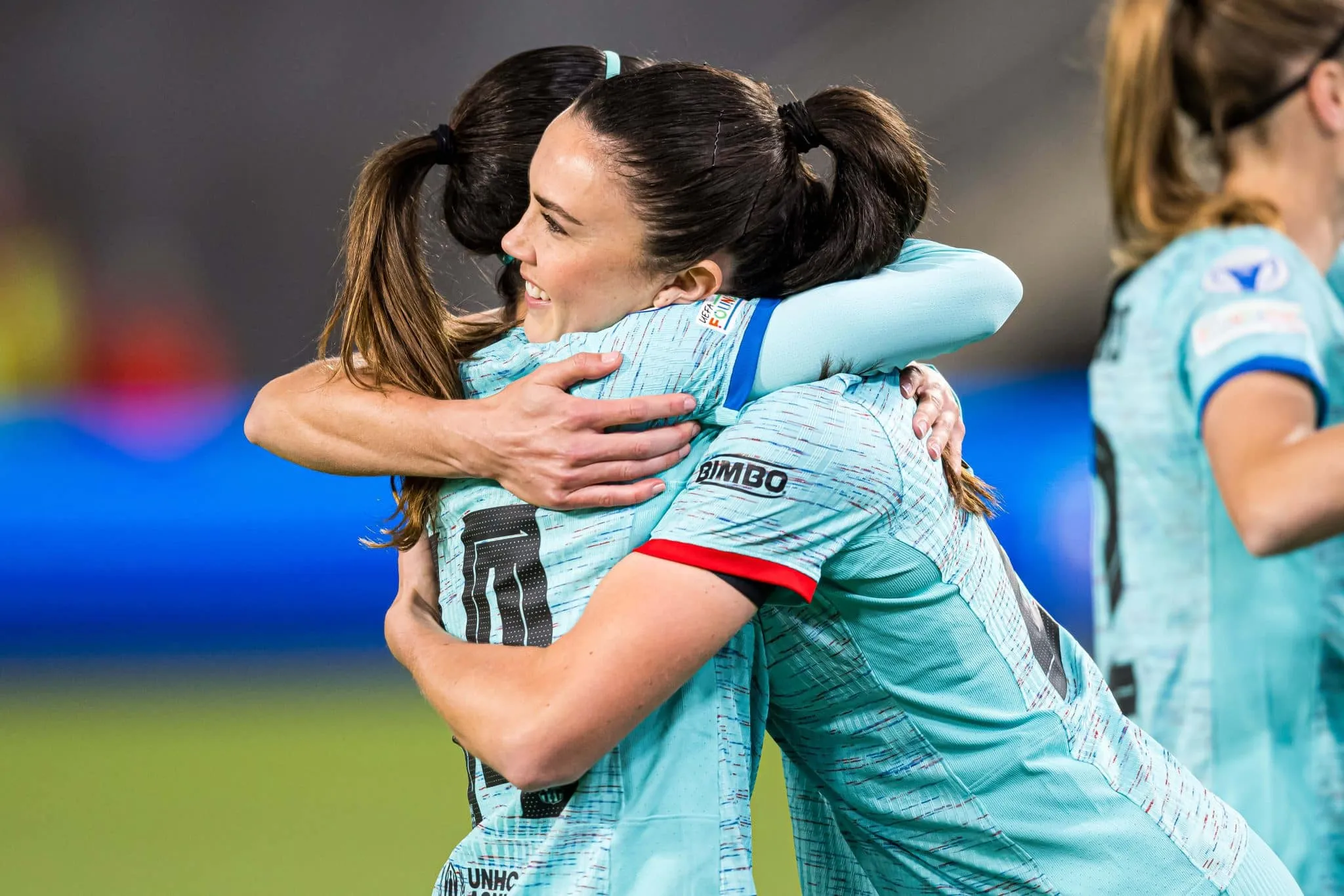 Barcelona sua, mas vence briga contra gol e surpresa da Champions Feminina