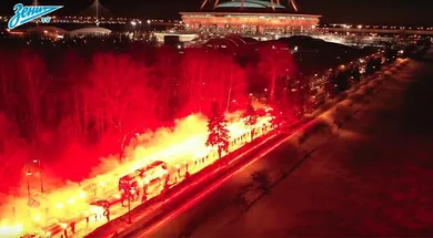 A torcida do Zenit criou um &ldquo;corredor de fogo&rdquo; absolutamente fant&aacute;stico ao &ocirc;nibus do time