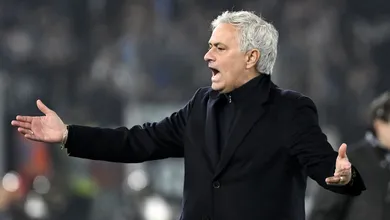 Derrota no d&eacute;rbi italiano traz &agrave; tona ambiente conturbado na Roma; Mourinho deve continuar?