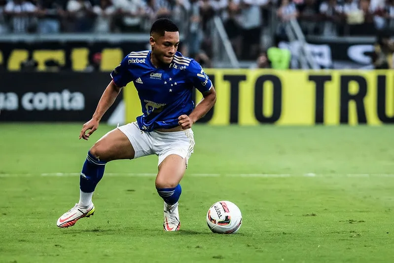 Vitor Roque custou o mesmo que a SAF do Cruzeiro? Ronaldo discorda