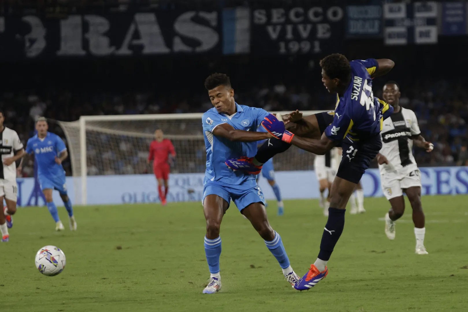 David Neres recebeu uma voadora do goleiro Zion Suzuki. Foto: Imago
