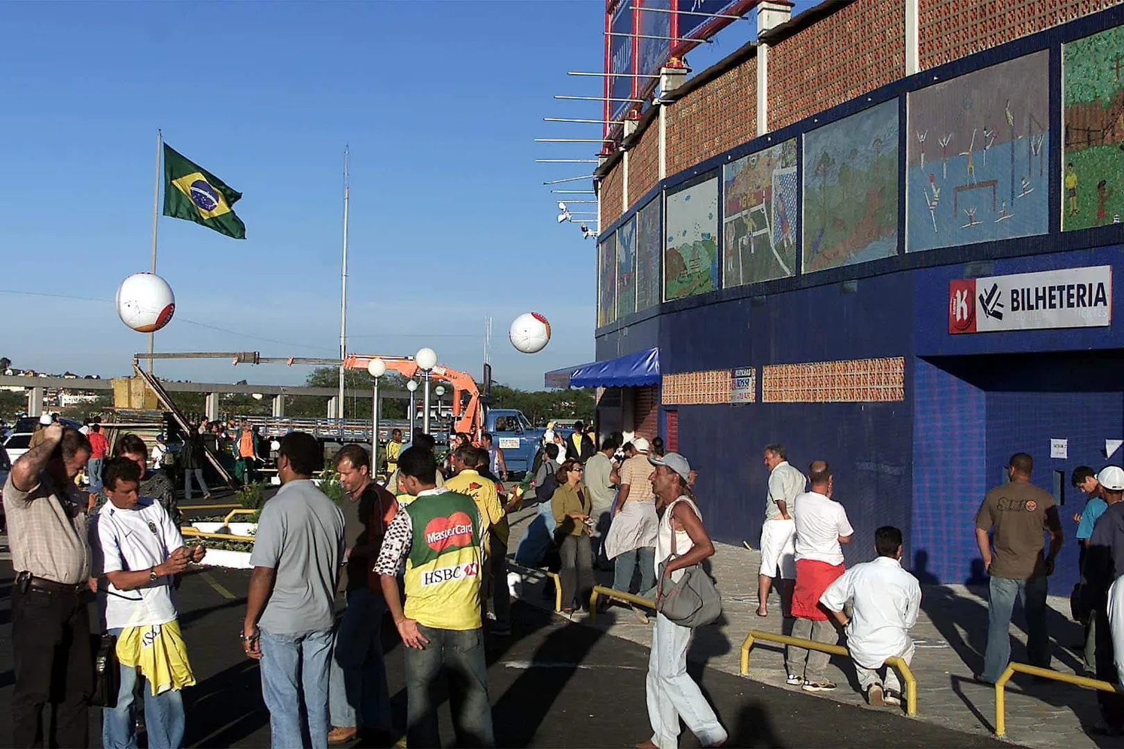 P&uacute;blico em frente ao Pinheir&atilde;o, em Curitiba, para Brasil x Uruguai em 2003 