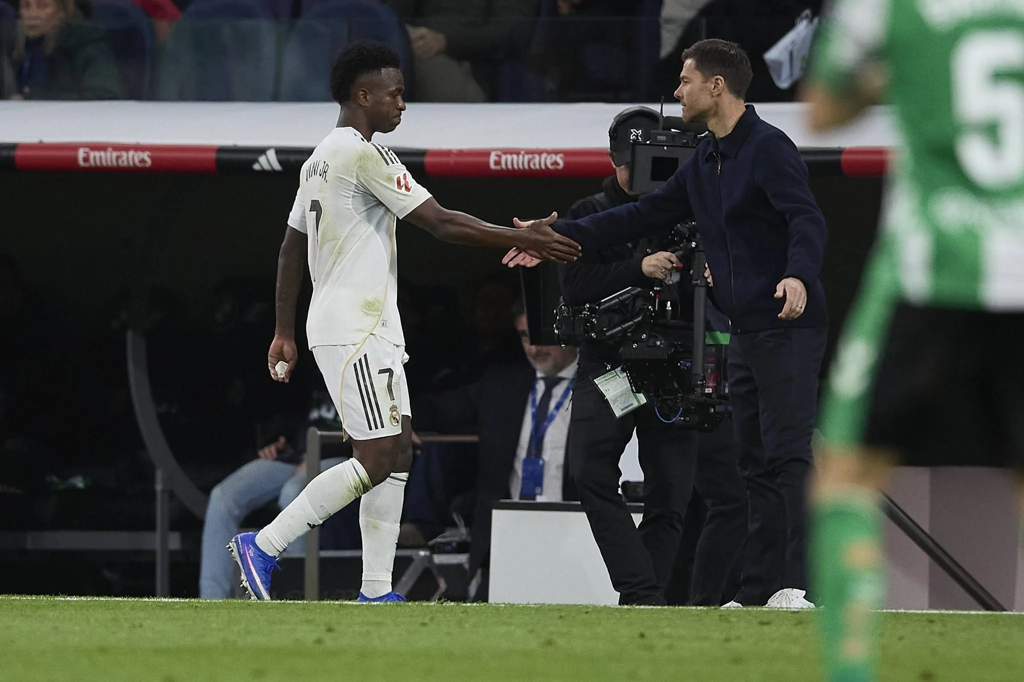 Vinicius Junior cumprimenta Xabi Alonso em jogo do Real Madrid