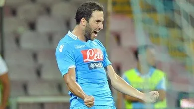 Higua&iacute;n balan&ccedil;ou as redes pela primeira vez pelo Napoli