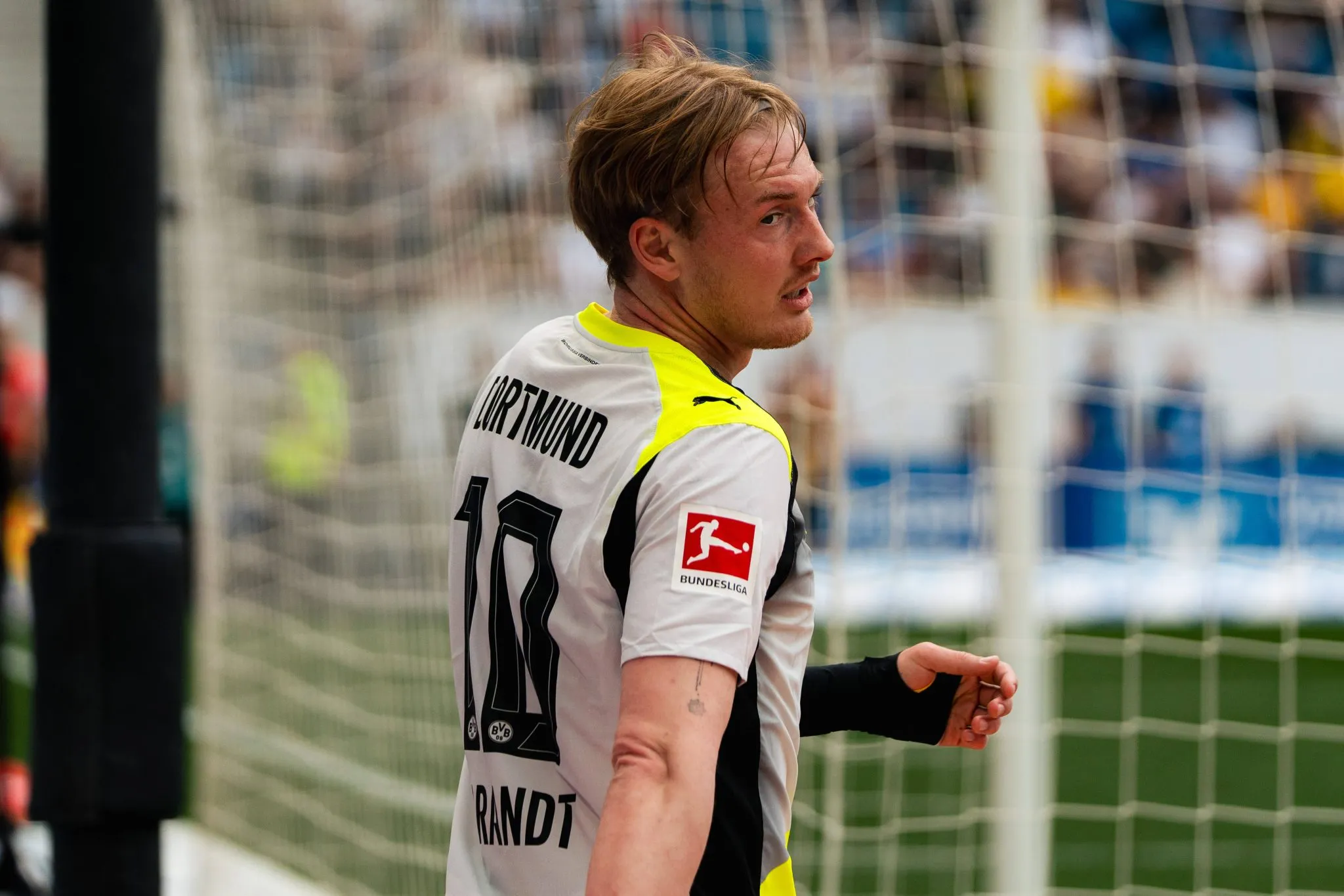 Julian Brandt, meia-atacante do Borussia Dortmund, em duelo com o Hoffenheim