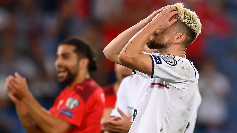 Em Basel, Jorginho v&ecirc; Sonner defender sua cobran&ccedil;a de p&ecirc;nalti. Foto: Icon Sport