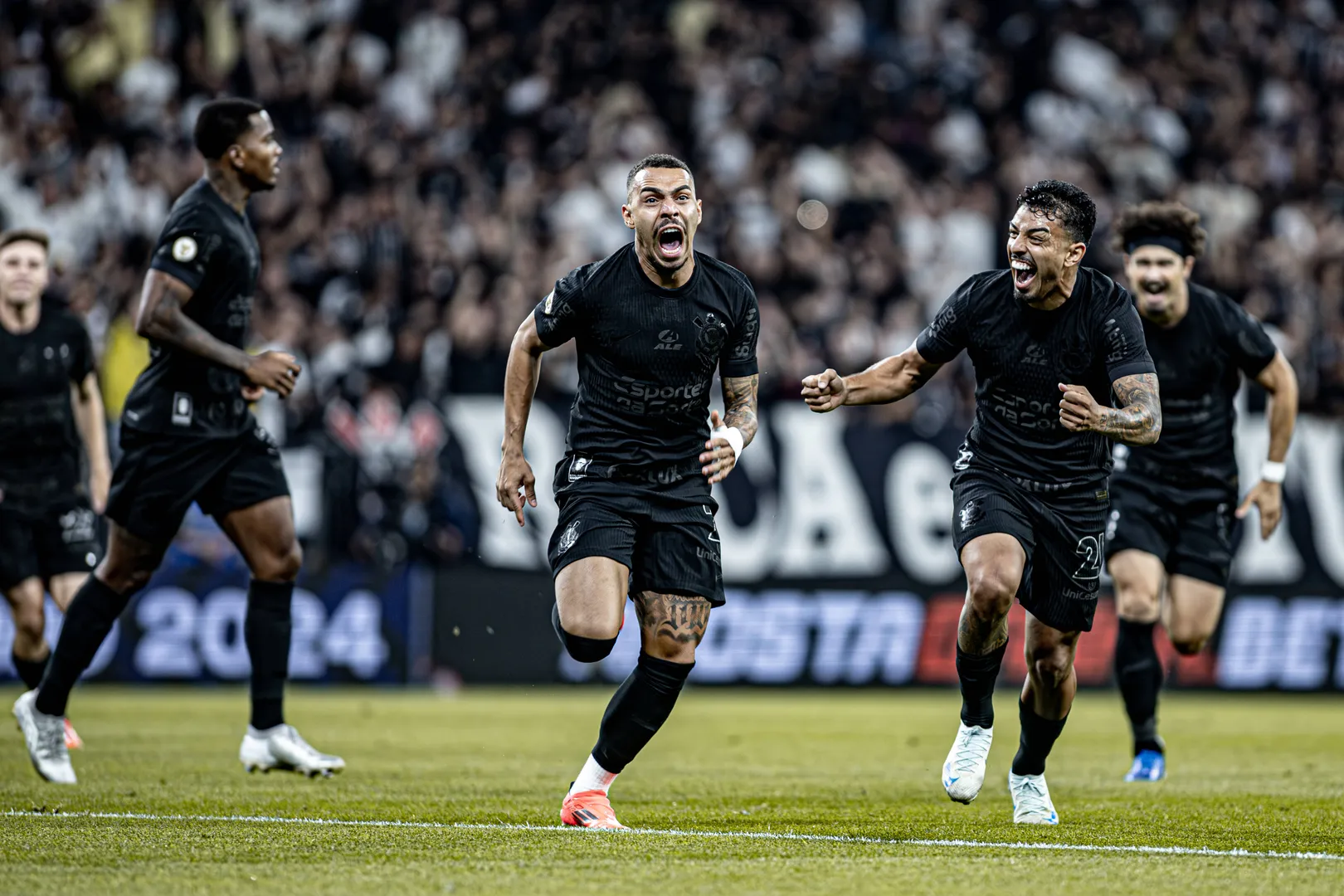 Matheuzinho Corinthias Memphis Depay Athletioc