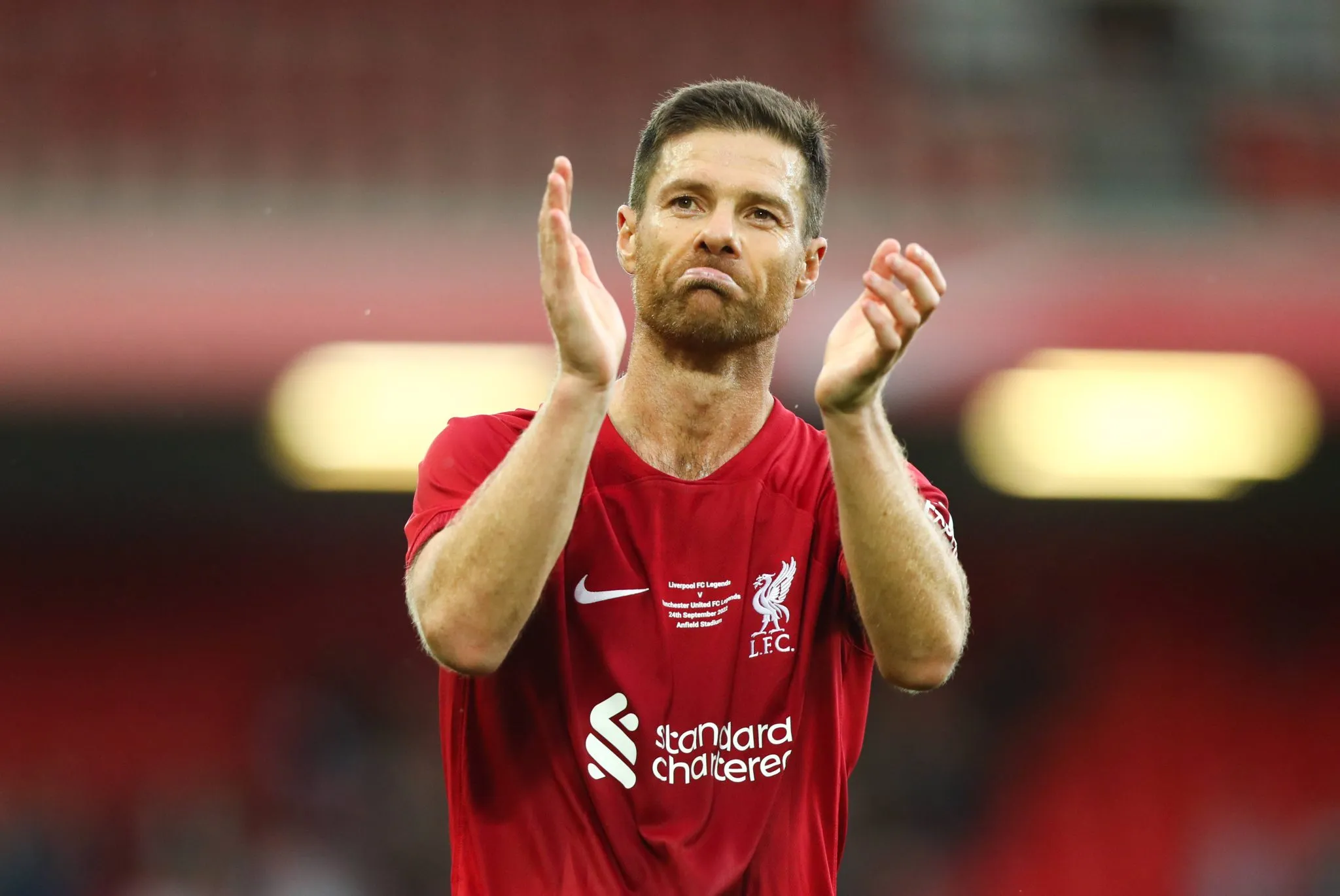 Xabi Alonso em jogo festivo do Liverpool 