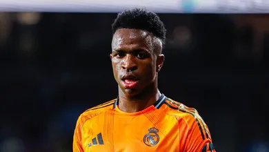 Vini Jr. &eacute; alvo de ofensas racistas em estreia como capit&atilde;o do Real Madrid