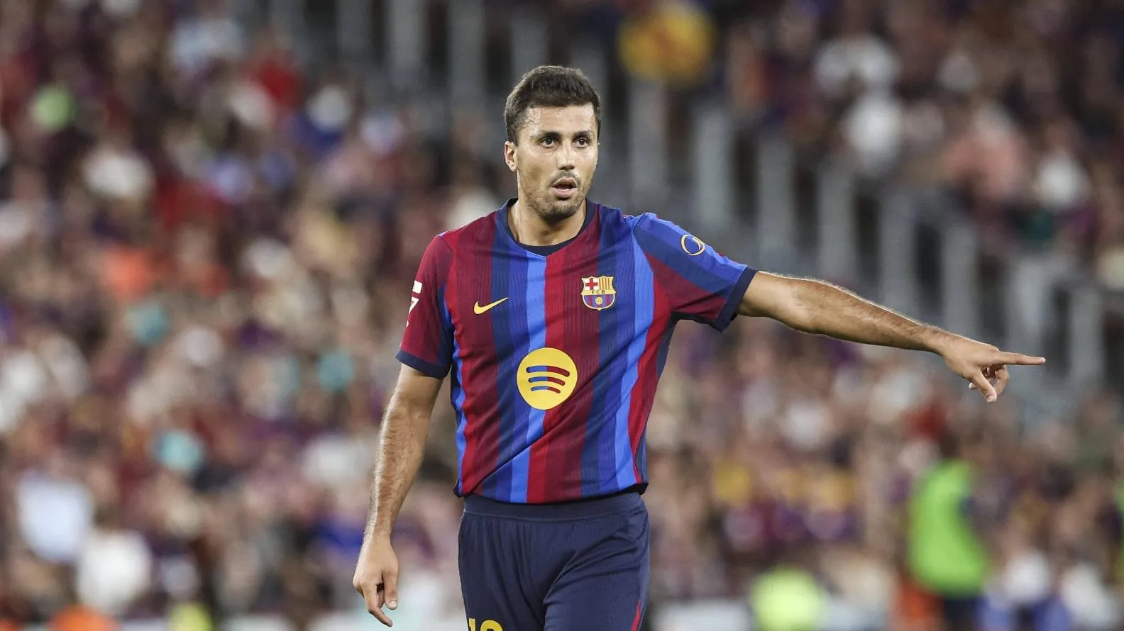 &lsquo;&Eacute; por isso que Rodri est&aacute; aqui&rsquo;: Flick critica Barcelona e diz como volante corrigir&aacute; erros