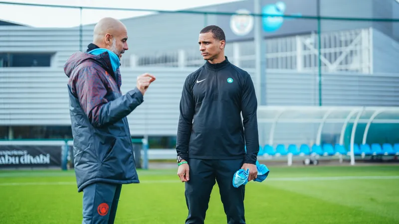 Pep Guardiola, do Manchester City, conversa com Joe Mazzulla, do Boston Celtics