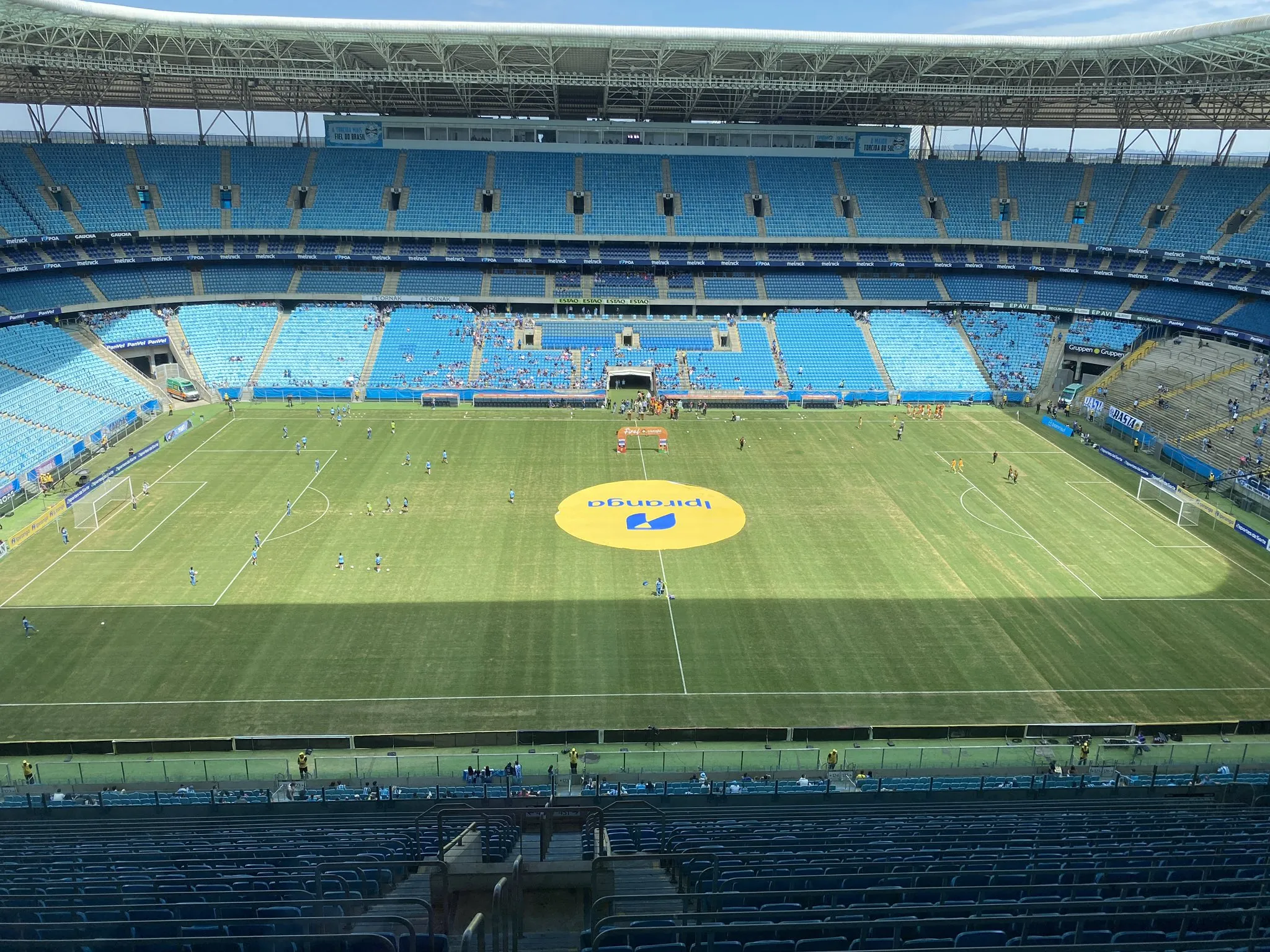 P&eacute;ssima condi&ccedil;&atilde;o do gramado da Arena do Gr&ecirc;mio na final do Gauch&atilde;o Feminino gera &lsquo;guerra&rsquo; de vers&otilde;es