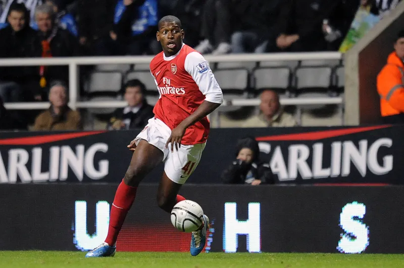 Jay Emmanuel-Thomas em a&ccedil;&atilde;o pelo Arsenal