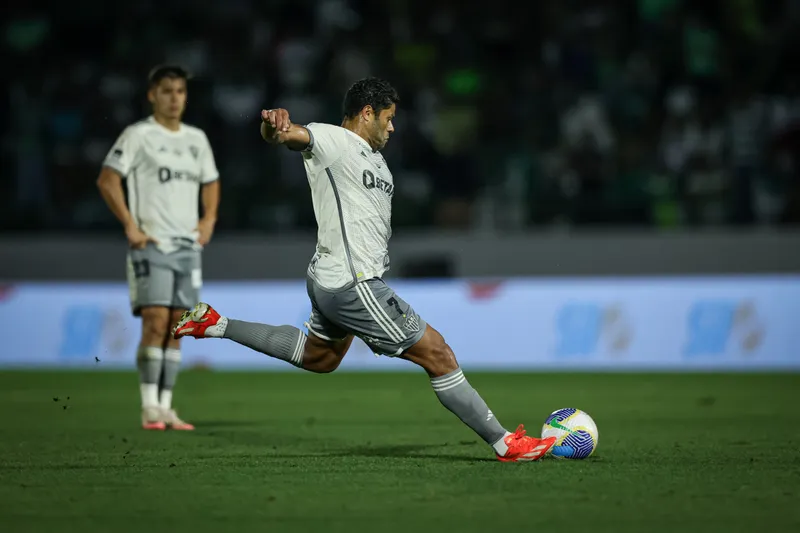 Hulk cobrando falta pelo Atl&eacute;tico