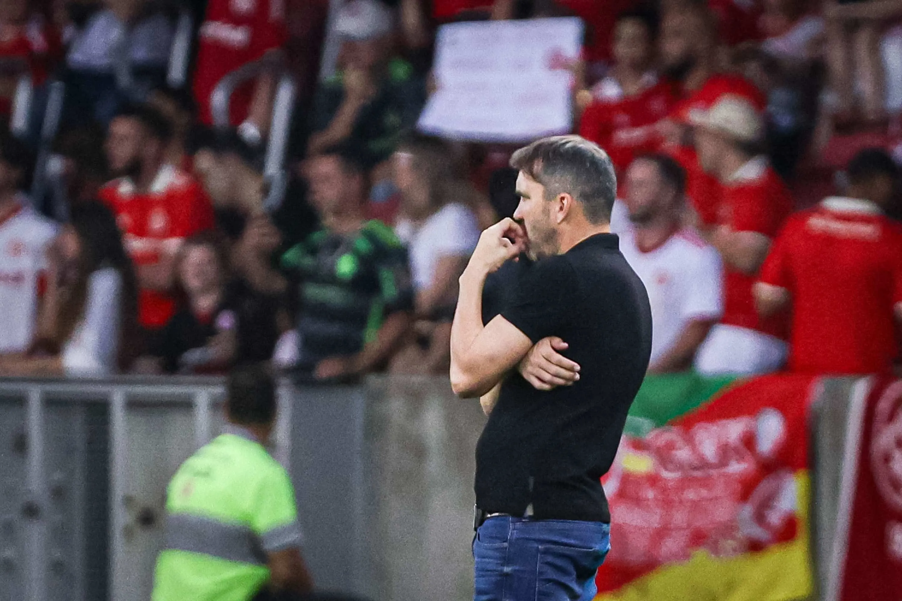 Coudet perde o jogo e a paci&ecirc;ncia no Internacional: &ldquo;Quando ganho, g&ecirc;nio; quando perco, idiota&rdquo;