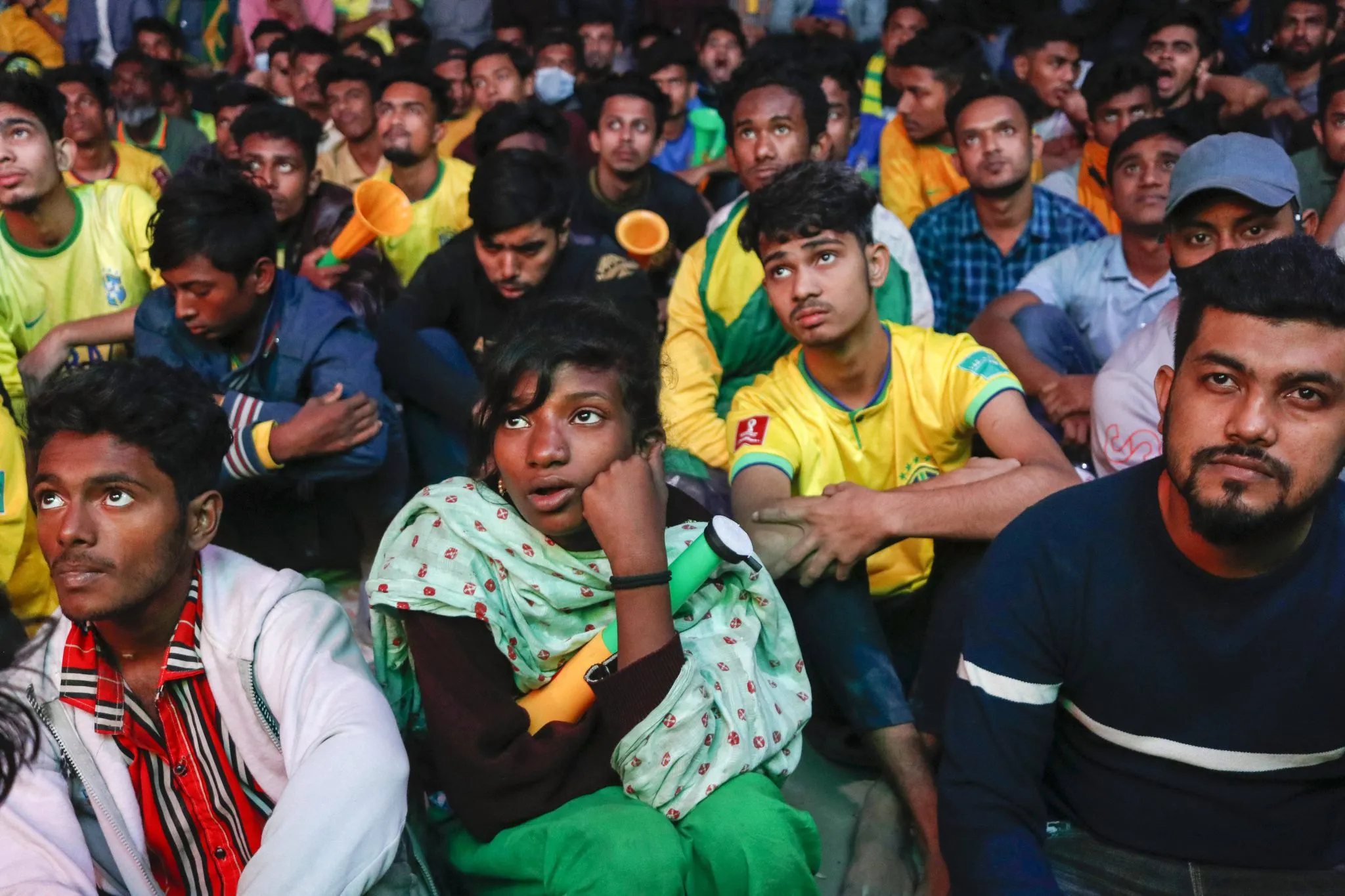 Torcedores em Bangladesh acompanham jogo do Brasil na Copa do Mundo 2022