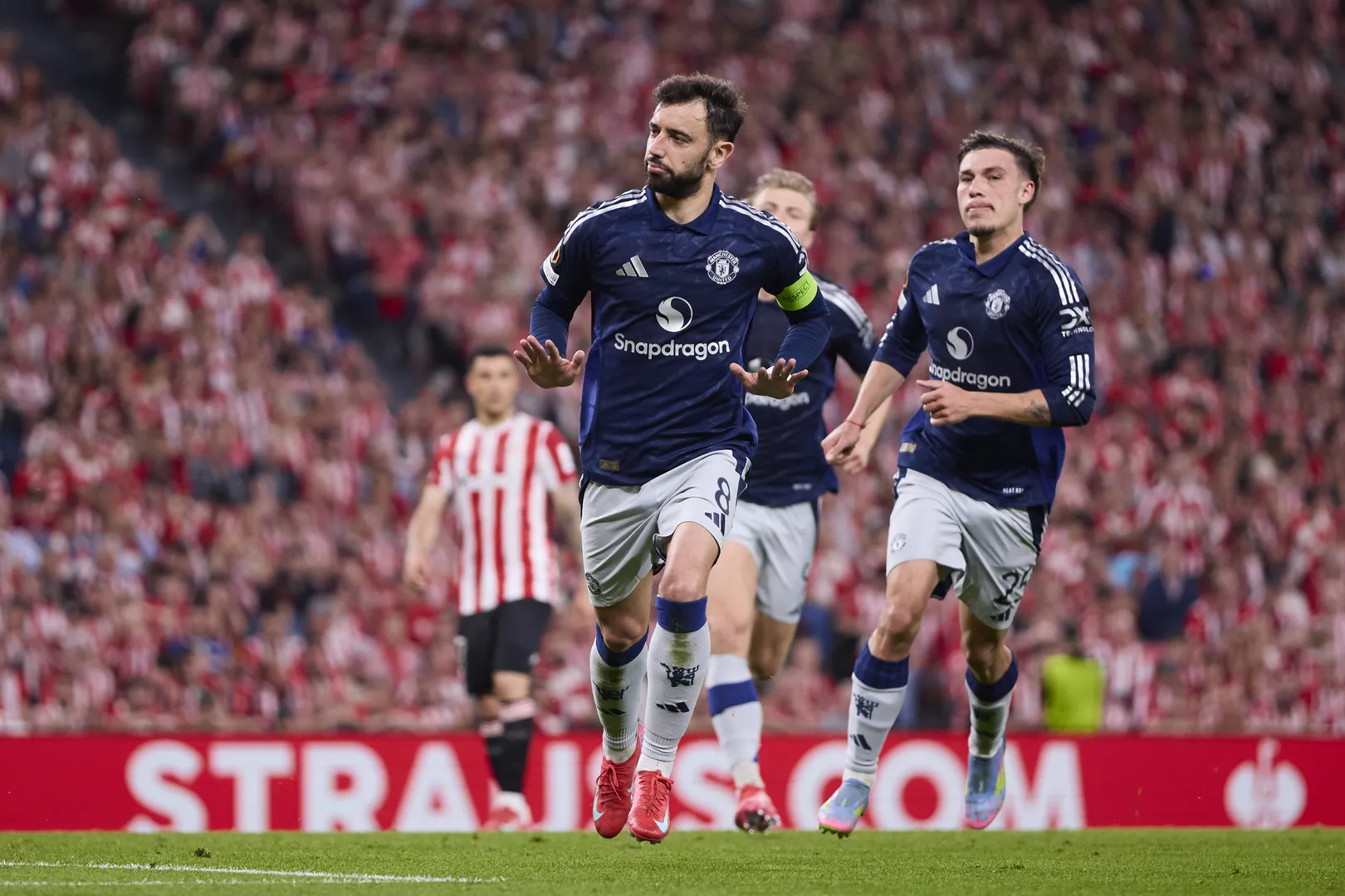 Bruno Fernandes celebra gol pelo Manchester United 