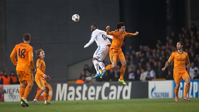 Isco (de laranja) e Vetokele disputam uma bola pelo alto (AP Photo/Polfoto, Jan Sommer) 