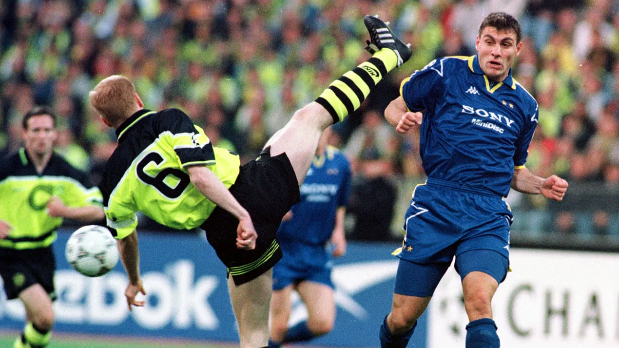 Sammer, do Dortmund, e Vieri, da Juventus, disputam a bola na final da Champions League de 1997 (AP Photo/Thomas Kienzle)