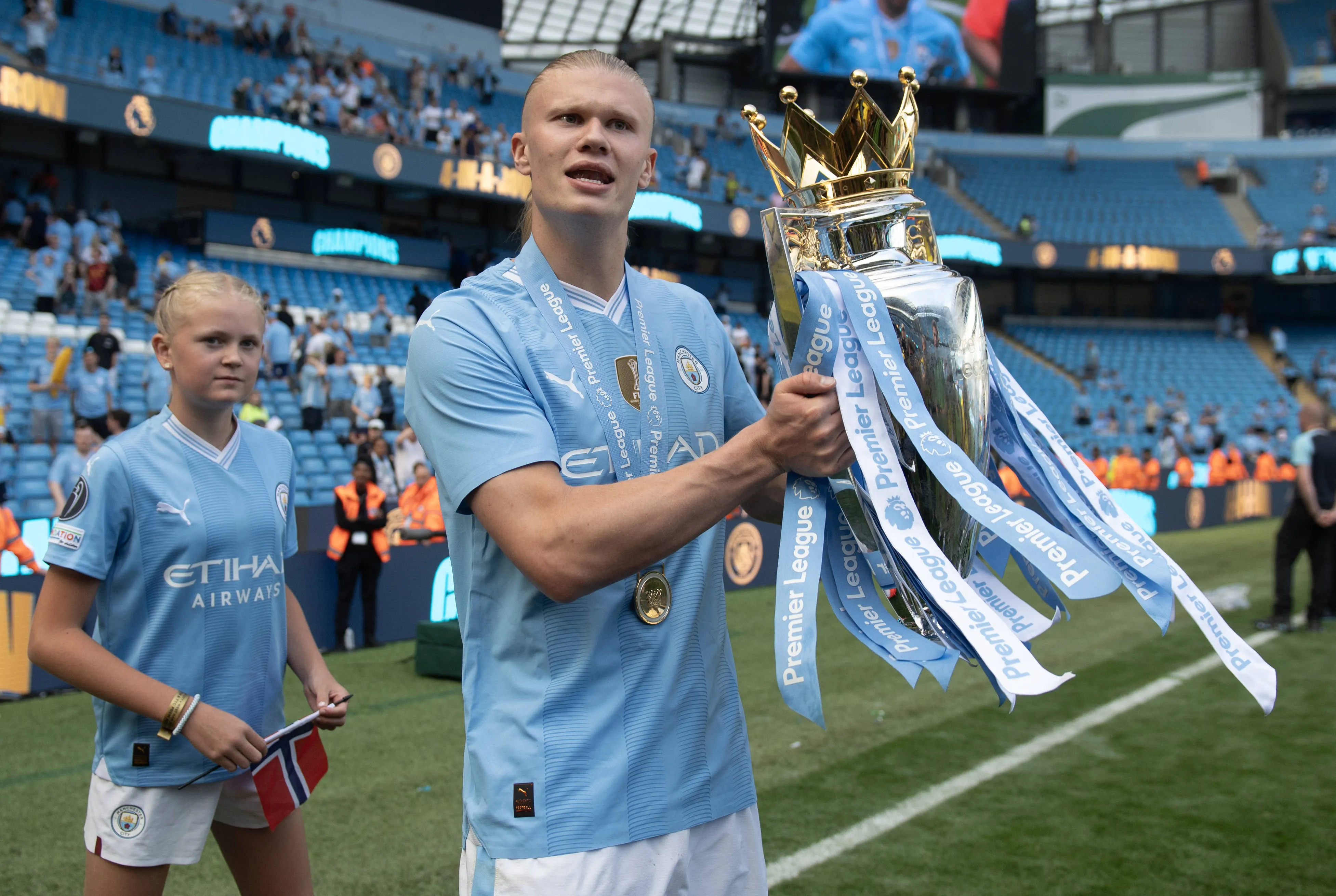 Haaland com a ta&ccedil;a da Premier League do Manchester City