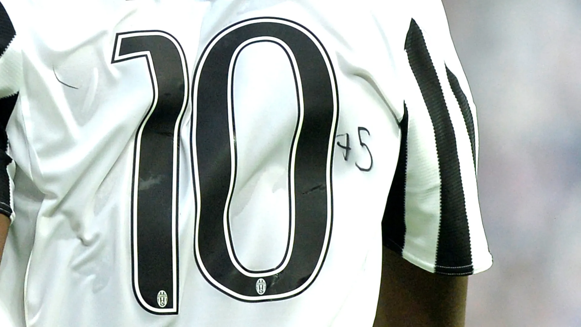 Pogba fez uma homenagem aos 75 anos de Pel&eacute; na sua camisa