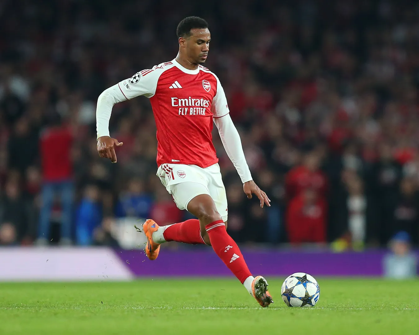 Gabriel Magalh&atilde;es em a&ccedil;&atilde;o pelo Arsenal