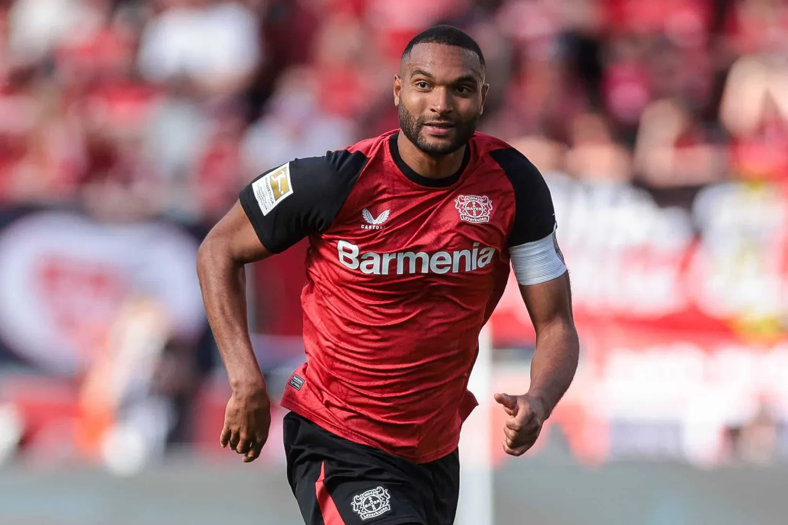 Jonathan Tah em a&ccedil;&atilde;o pelo Bayer Leverkusen 