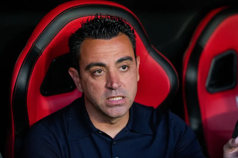 Xavi Hern&aacute;ndez est&aacute; livre no mercado e surge como sombra de Ten Hag no United segundo imprensa brit&acirc;nica