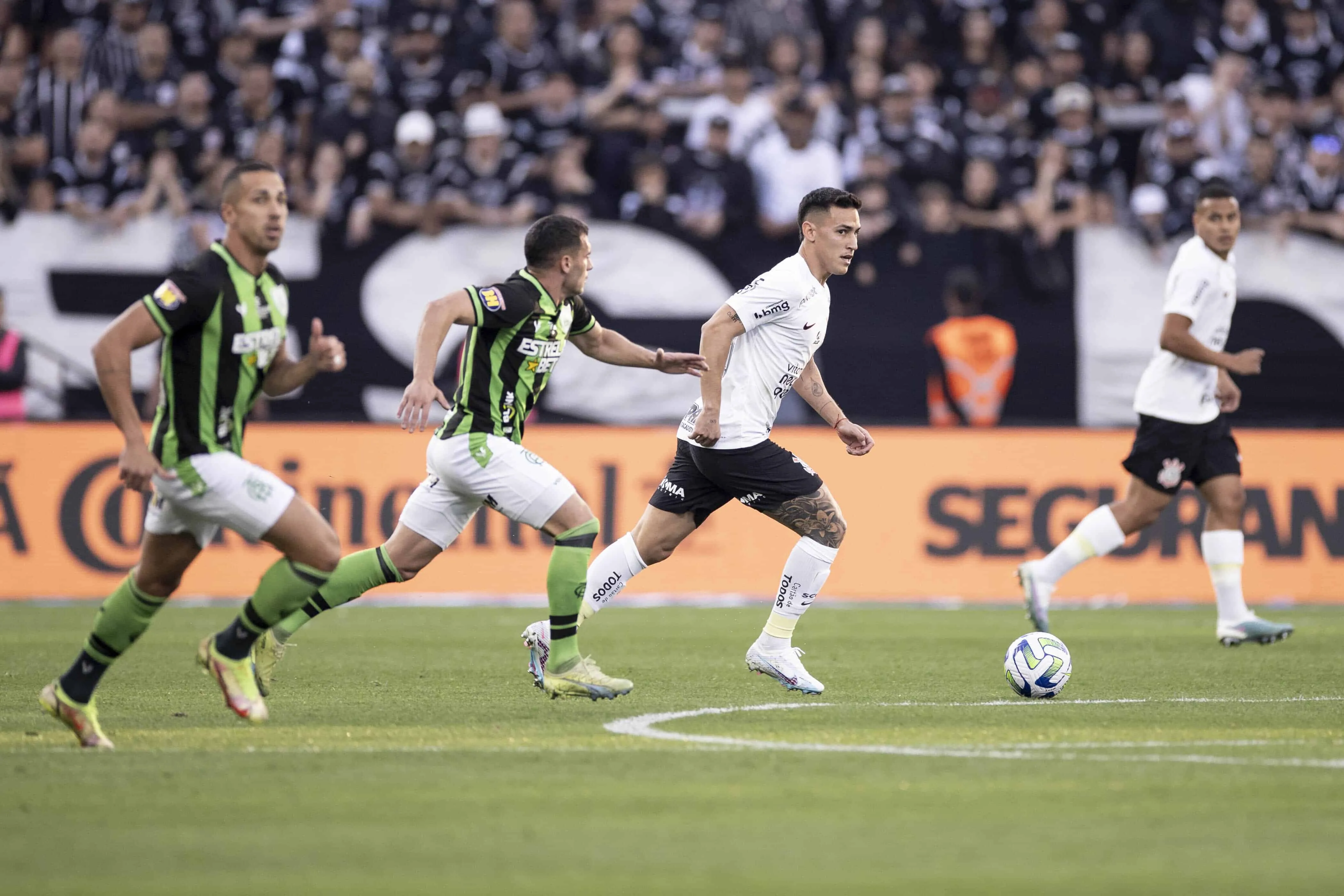 Rojas precisou de um jogo e um passe espetacular para conquistar a Fiel