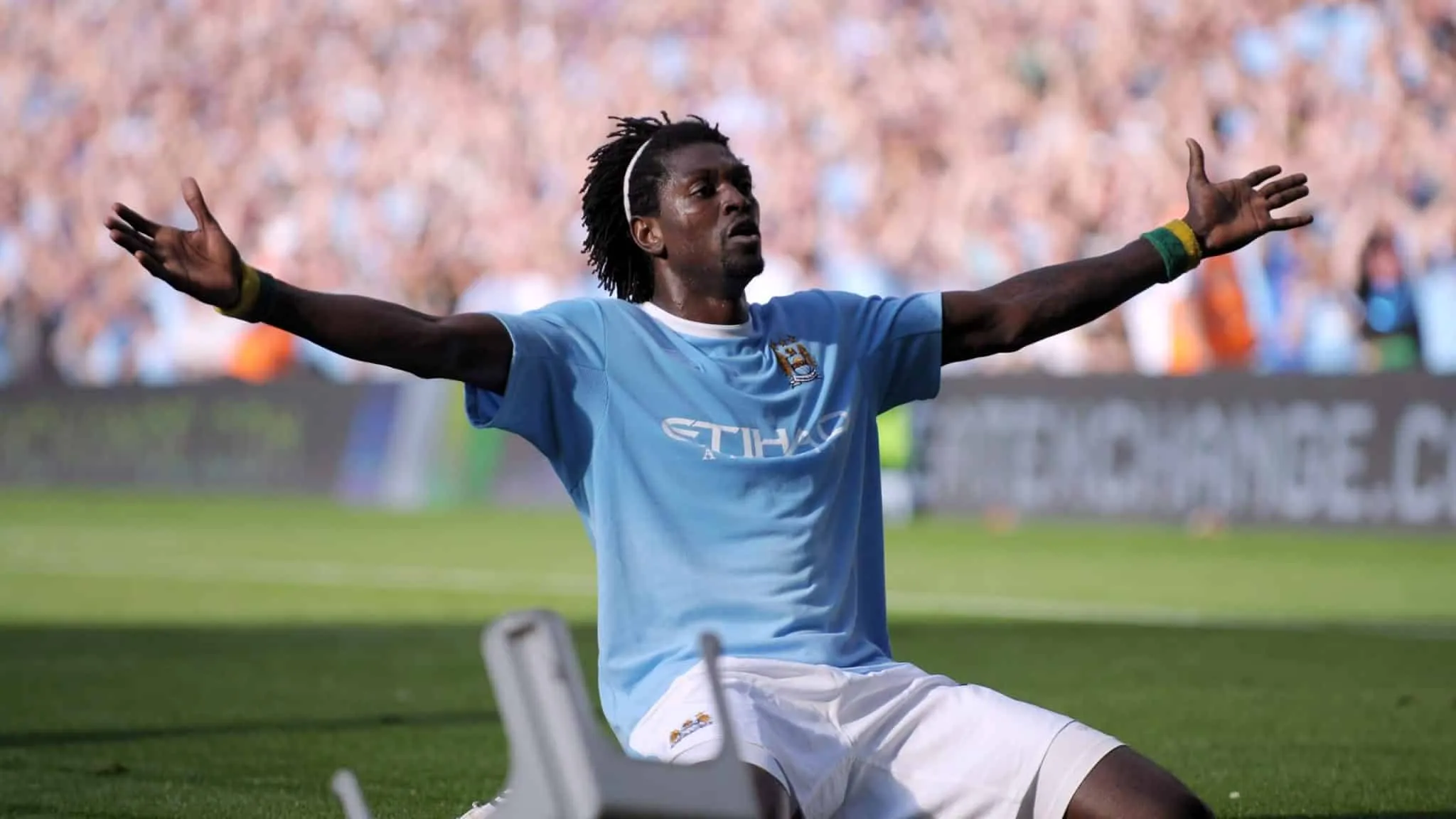 Aos 39 anos, Adebayor colocou ponto final em uma carreira de muitos gols e grandes feitos