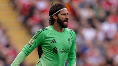 &lsquo;J&aacute; o conhecia&rsquo;: Alisson revela previs&atilde;o sobre gol do Liverpool que decidiu cl&aacute;ssico