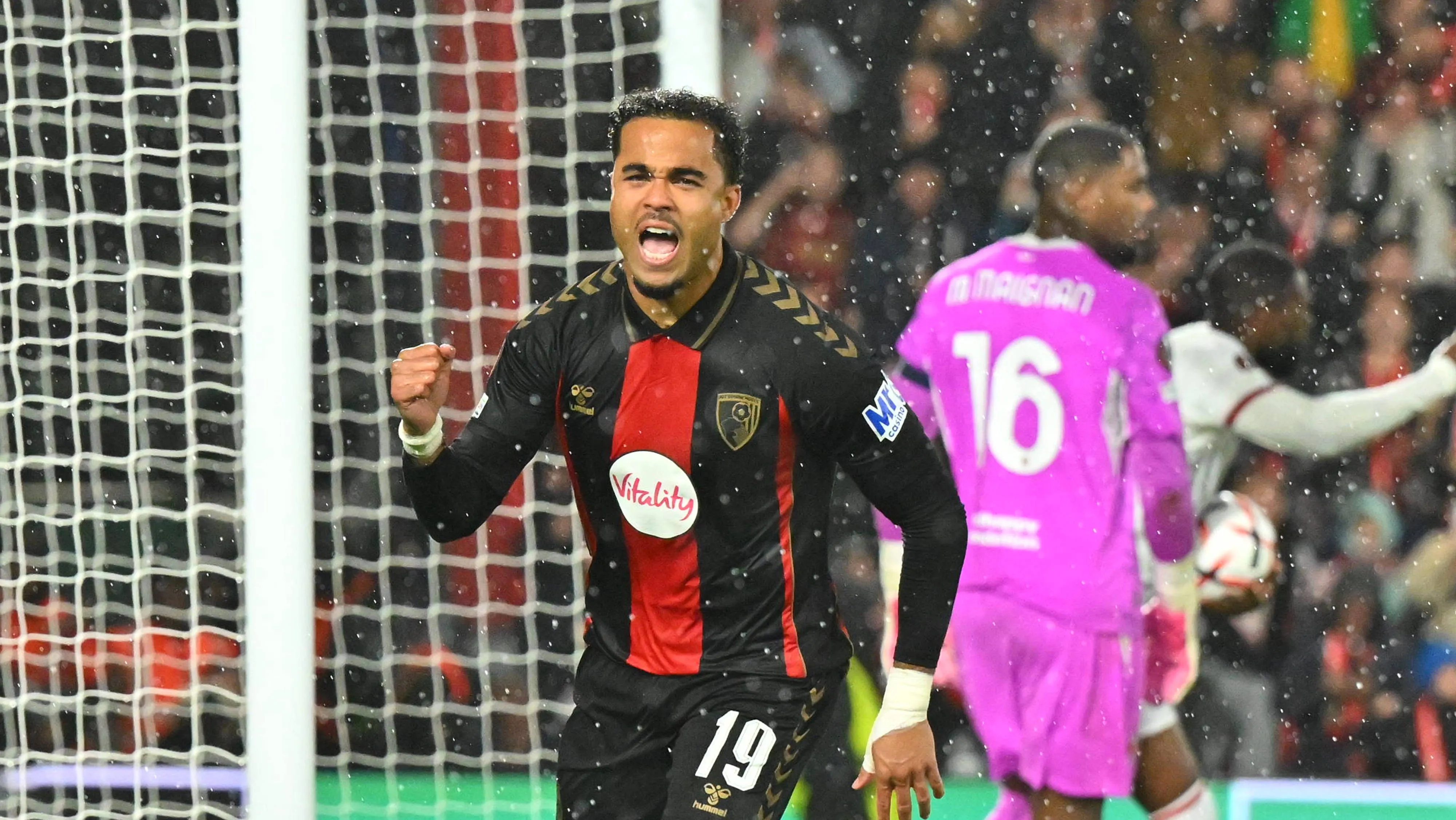 Vit&oacute;ria do Bournemouth sobre Milan exp&otilde;e um time com prop&oacute;sito e outro decadente