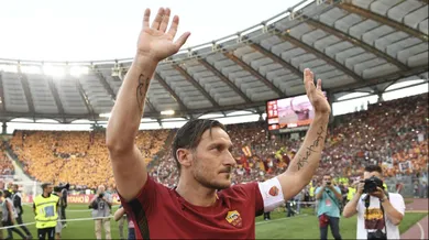 Sob aplausos e l&aacute;grimas, Totti se despediu da Roma: um domingo terno, eterno