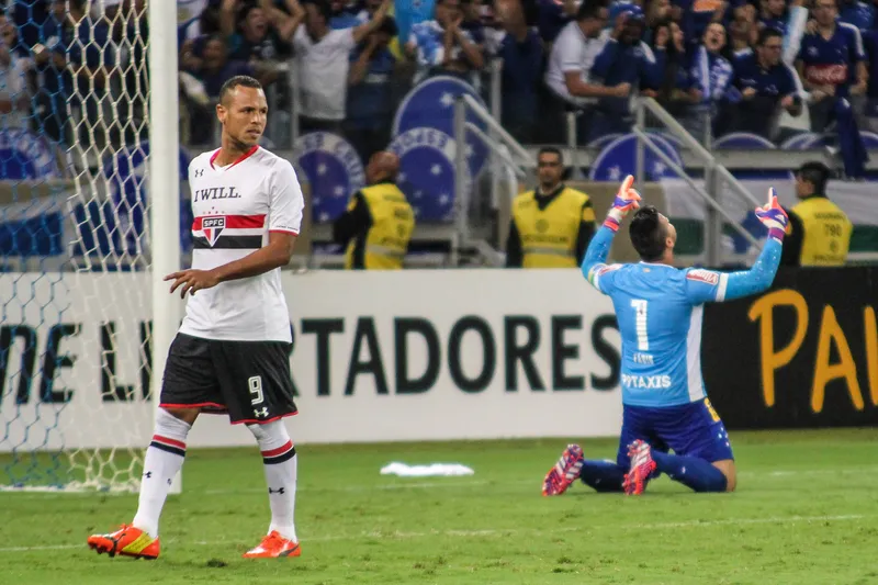 Lu&iacute;s Fabiano lamenta p&ecirc;nalti defendido por F&aacute;bio em elimina&ccedil;&atilde;o do S&atilde;o Paulo frente ao Cruzeiro na Copa Libertadores de 2015