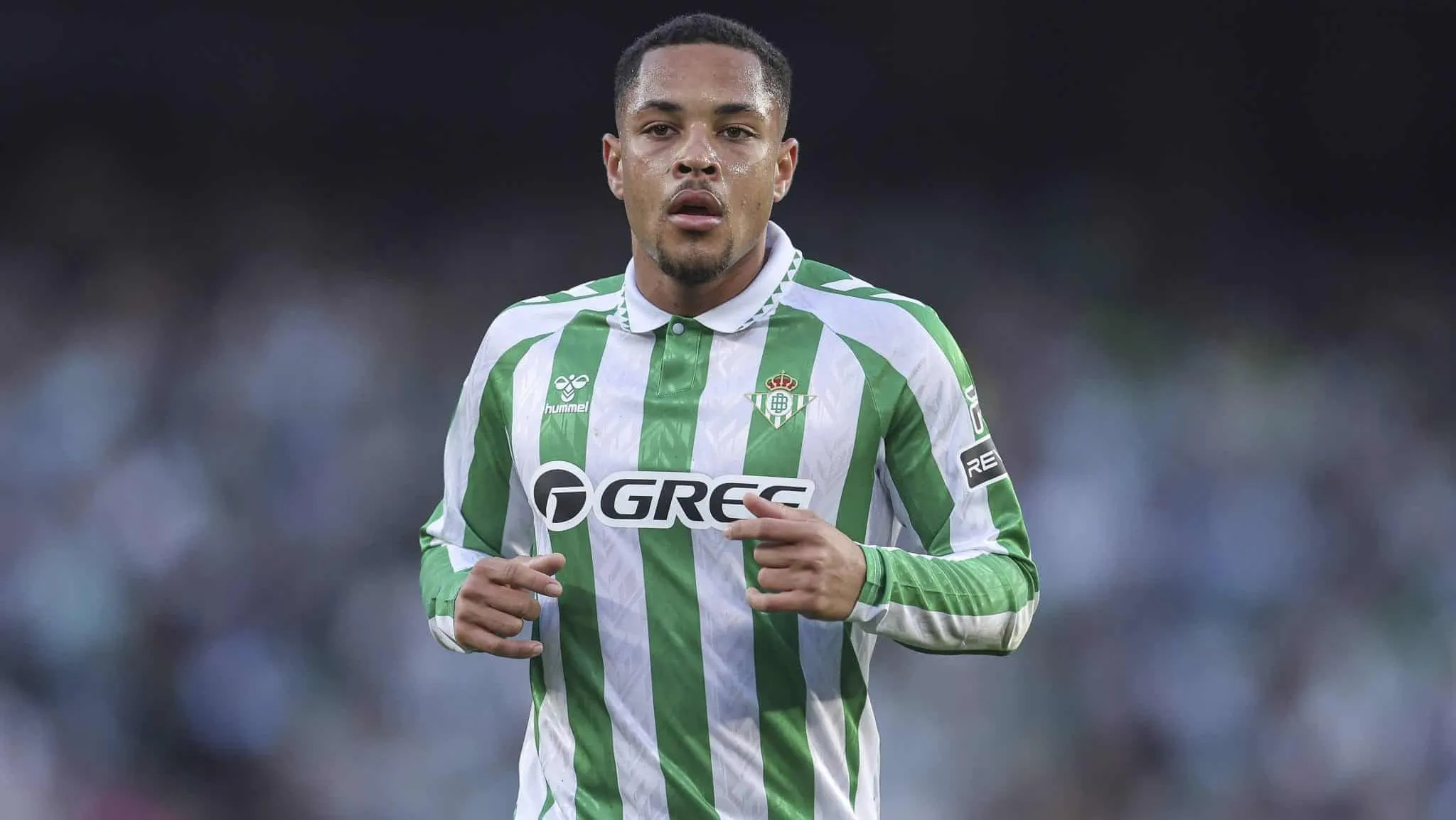 Sombra de Vitor Roque ressurge na Conference League e deixa t&eacute;cnico do Betis dividido
