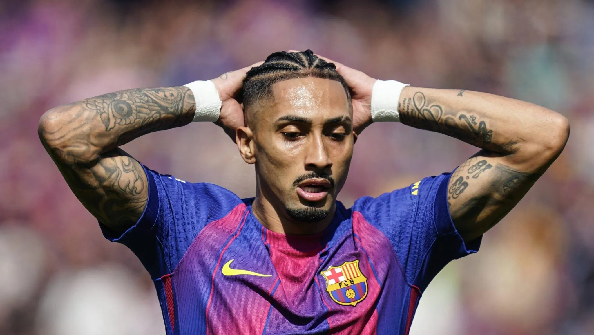 O que faz Raphinha cogitar uma sa&iacute;da do Barcelona mesmo sem conflitos internos?