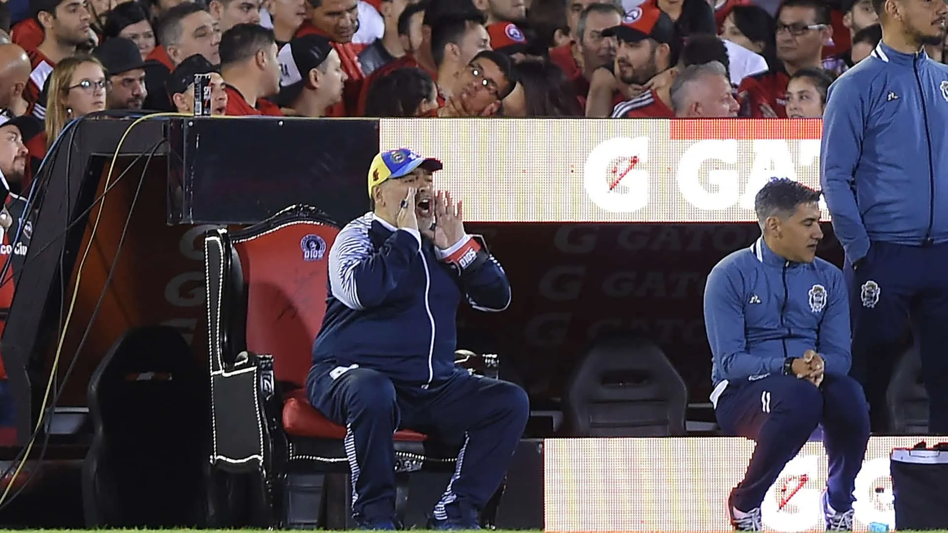 Maradona foi rei com direito a trono contra o Newell&rsquo;s e viu seu Gimnasia golear por 4 a 0